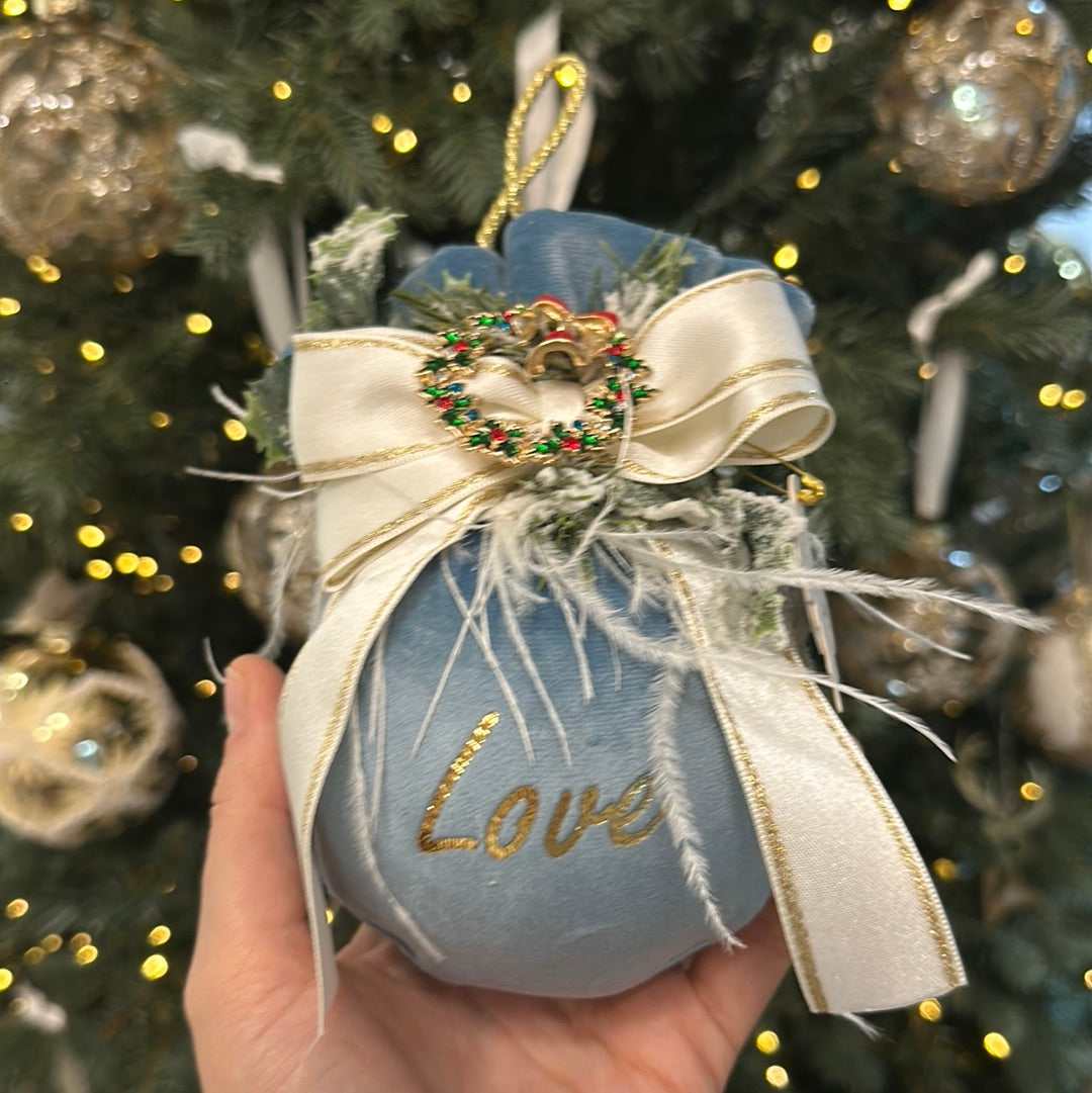 Palla velluto azzurro spilla ghirlanda love - Fiori di Lena