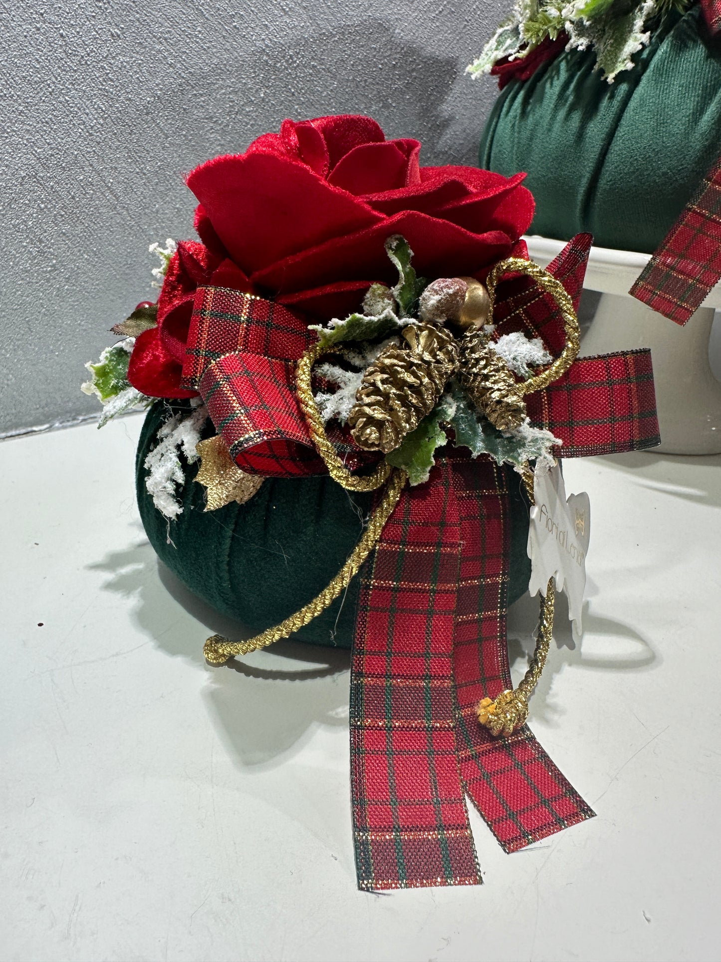 Pouf piccolo in velluto verde con applicazioni e fiocco scozzese - Fiori di Lena