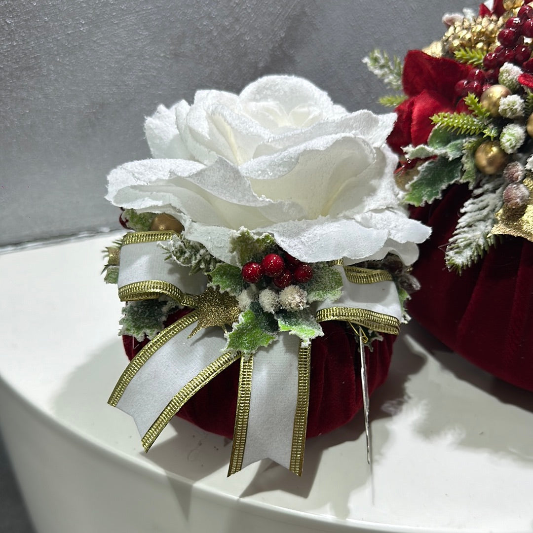 Pouf Profumato Natalizio in Velluto Rosso con Rosa Ghiacciata - Fiori di Lena